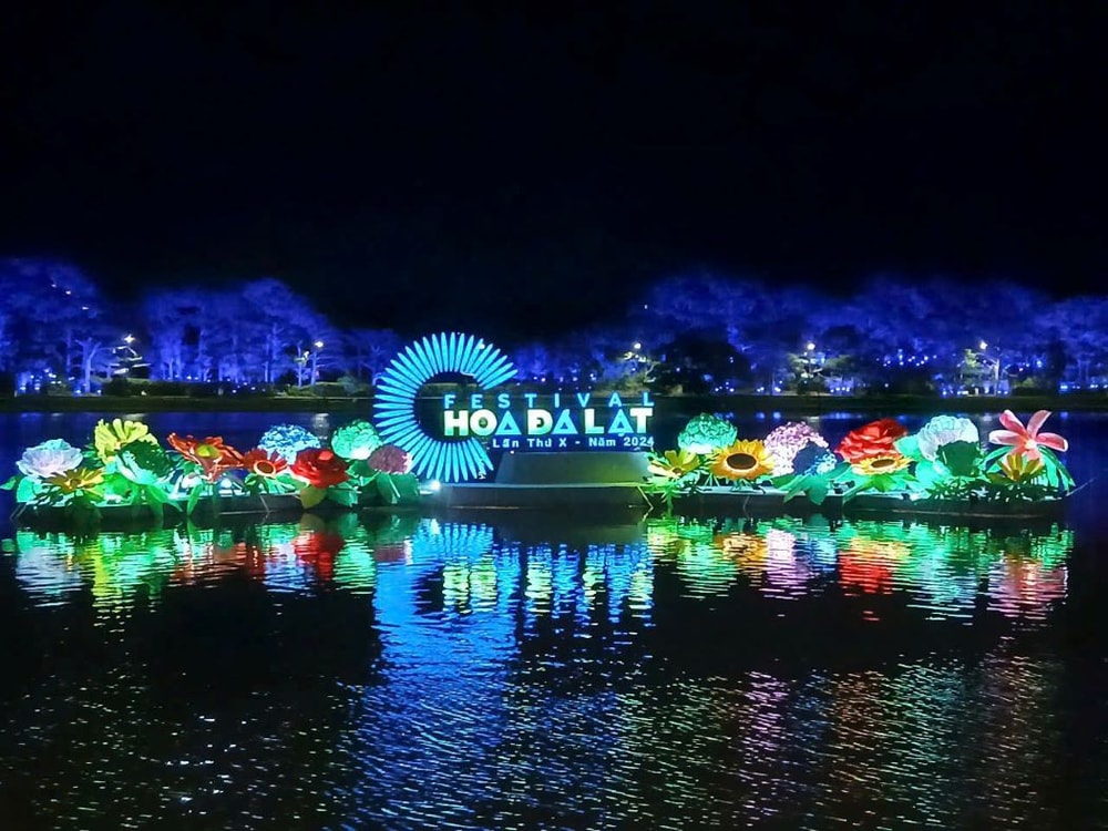 Khung cảnh rực rỡ trên hồ Xuân Hương trong dịp Festival Hoa Đà Lạt 2024